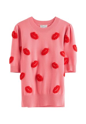 Vaaleanpunainen lyhythihainen neulepaita, jossa punaisia pörröisiä huuliprinttejä edessä ja hihoissa, pyöreä pääntie ja resorit helmassa.
