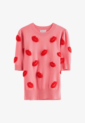 Maglione rosa a maniche corte con stampe di labbra rosse pelose sparse sulla parte anteriore e sulle maniche, con scollo rotondo e orli a coste.