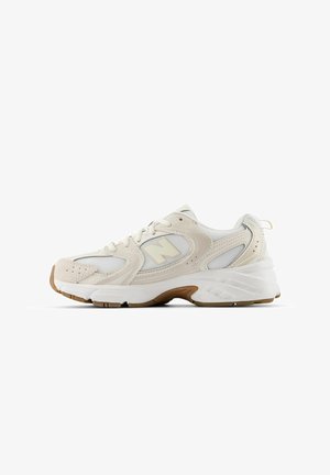 Sneaker bianca realizzata in materiali scamosciati e in rete, con suola imbottita, suola in gomma e dettagli laterali. Presenta un logo sul lato esterno.