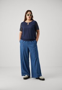Vero Moda Curve VMCRUSK V NECK  - Camiseta estampada - navy