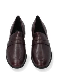 Bordeaux farbene Leder Slipper mit glatter Oberfläche, spitzer Zehenform und einem dezenten dekorativen Band über dem Oberteil. Schwarze Gummisohle.