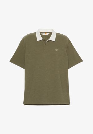 Olijfgroene poloshirt met witte kraag, korte mouwen, een placket met twee knopen en een geborduurd logo op de borst. Zachte textuur, casual ontwerp.