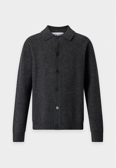 Cardigan gris foncé à manches longues avec boutons et col, fabriqué dans un tissu doux et texturé.