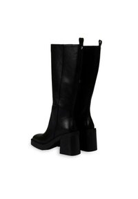 Botas altas de cuero negro hasta la rodilla con tacón grueso. Presentan una textura lisa, punta redondeada y una lengüeta para facilitar su colocación.