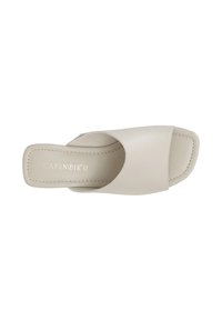 Sandale en cuir beige à glissière avec une large bride et un bout ouvert. Présente des bords cousus et une texture lisse. Logo de la marque visible sur la semelle intérieure.