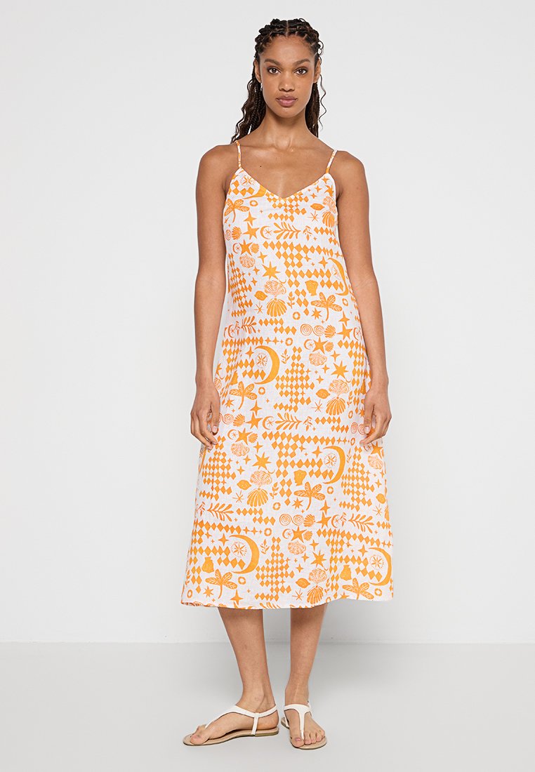 Vestido de verano de tela blanca con patrones florales y geométricos en naranja, tirantes finos y una silueta fluida en forma de A, que llega hasta la mitad de la pantorrilla.