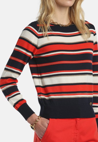 Pull rayé aux couleurs rouge, marine et crème ; en coton ; poignets et taille côtelés ; détail en métal doré sur l'ourlet.