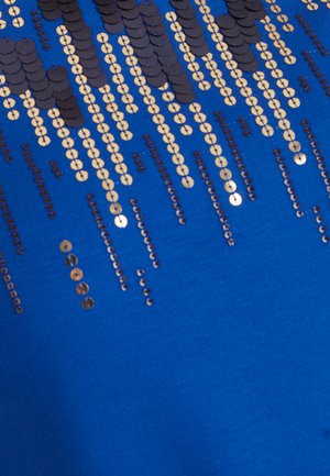 Tessuto blu con linee verticali di paillettes nere e dorate, creando un motivo texturizzato. La superficie riflettente aggiunge interesse visivo al design.