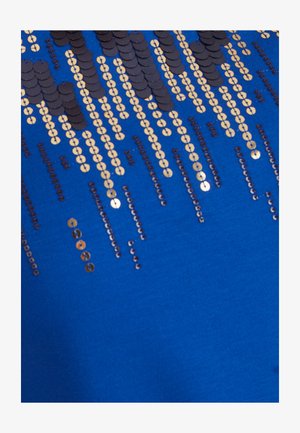 Blauwe stof met verticale lijnen van zwarte en gouden pailletten, die een gestructureerd patroon creëren. Reflecterende oppervlakte voegt visuele interesse toe aan het ontwerp.