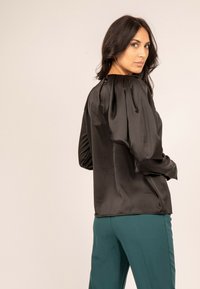 Dona x Lisa FELINDA - Blouse - noir