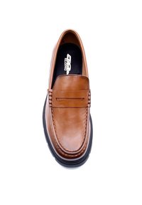 Mocassin en cuir marron pour homme avec semelle noire, couture détaillée et une sangle décorative sur le dessus.