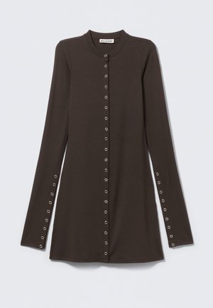 Langærmet mørkebrun skjortekjole med rund hals og metaløjer langs fronten og ærmerne.