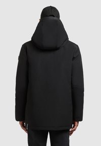 Čierna zateplená bunda s veľkou kapucňou. Hladký povrch, rovný strih a bočné vrecká. Minimalistický dizajn bez viditeľných log a vzorov.