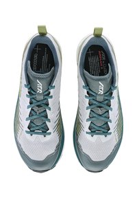 Scarpe atletiche leggere con una parte superiore in rete bianca e dettagli in teal, una linguetta grigia testurizzata e un'etichetta verde sul tallone.