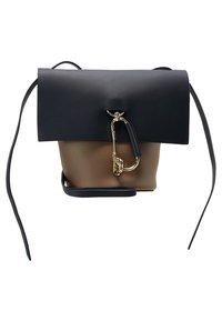 Kožená kabelka se strukturovaným tmavě modrým klopou a béžovým tělem. Obsahuje zlatý kovový zapínání a dlouhý plochý černý popruh.