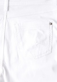 Tela de mezclilla blanca con un diseño clásico de cinco bolsillos, que presenta un solo bolsillo trasero de forma cuadrada con detalle de remache de metal.