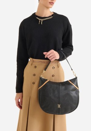 Borsa hobo in pelle nera con inserti marrone chiaro e ferrature dorate. Texture liscia, forma arrotondata e tracolla corta.