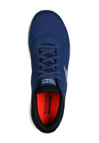 Zapatilla deportiva de color azul marino con parte superior de malla, diseño de cordones, plantilla roja y suela acolchada. Presenta el logo en la lengüeta y el costado.