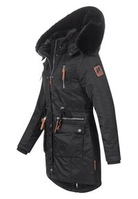 Czarna kurtka parka z kapturem wyściełanym sztucznym futrem, zamkiem błyskawicznym z przodu, wieloma kieszeniami oraz regulacją za pomocą stoperów w talii i przy mankietach.