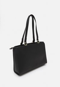 Svart läder tote-väska med två handtag upptill, rektangulär form, slät yta, detaljer i guldton och dragkedjestängning på toppen.