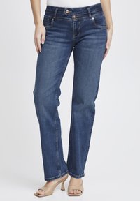 Jeans de mezclilla azul oscuro con un diseño de pierna recta, estilo de cinco bolsillos, costuras en contraste y herrajes en tono cobre.