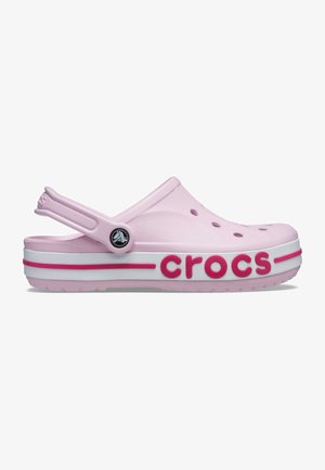 Lichtroze Crocs-sandaal met ventilatiegaten, verstelbare hakriem, witte zool met roze details en 'crocs' afgebeeld op de zijkant.