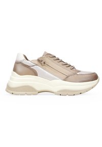 Sneaker in pelle e tessuto beige con punta arrotondata, dettagli testurizzati, chiusura con lacci e suola spessa bianca. Presenta una cerniera laterale.