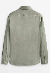 Chemise homme à manches longues, gris-vert clair, avec poignets boutonnés, empiècement dos droit et col classique, posée à plat face contre terre.