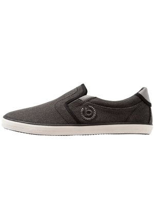 Czarny, wsuwany sneaker z płótna z białą podeszwą i małym okrągłym logo po boku, widziany z zewnętrznej strony.