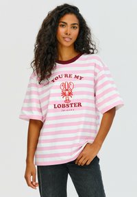 Růžové a bílé pruhované oversized tričko s burgundským kulatým výstřihem, se zobrazením červeného humra a textem "TY JSI MÉ HUMR."