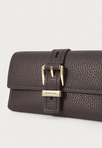 MICHAEL Michael Kors NOLITA FLAP TRIFOLD WALLET - Piniginė - chocolate