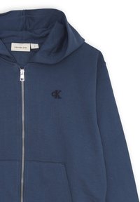 Felpa blu con zip realizzata in morbido tessuto, dotata di tasca frontale, cappuccio con cordino e logo ricamato 'CK' sul petto.