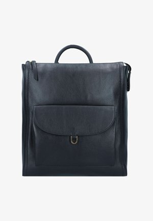 Schwarzer Leder-Rucksack mit strukturiertem Design, ausgestattet mit einer Frontklappen-Tasche, einem oberem Griff und goldfarbenen Hardware-Akzenten.