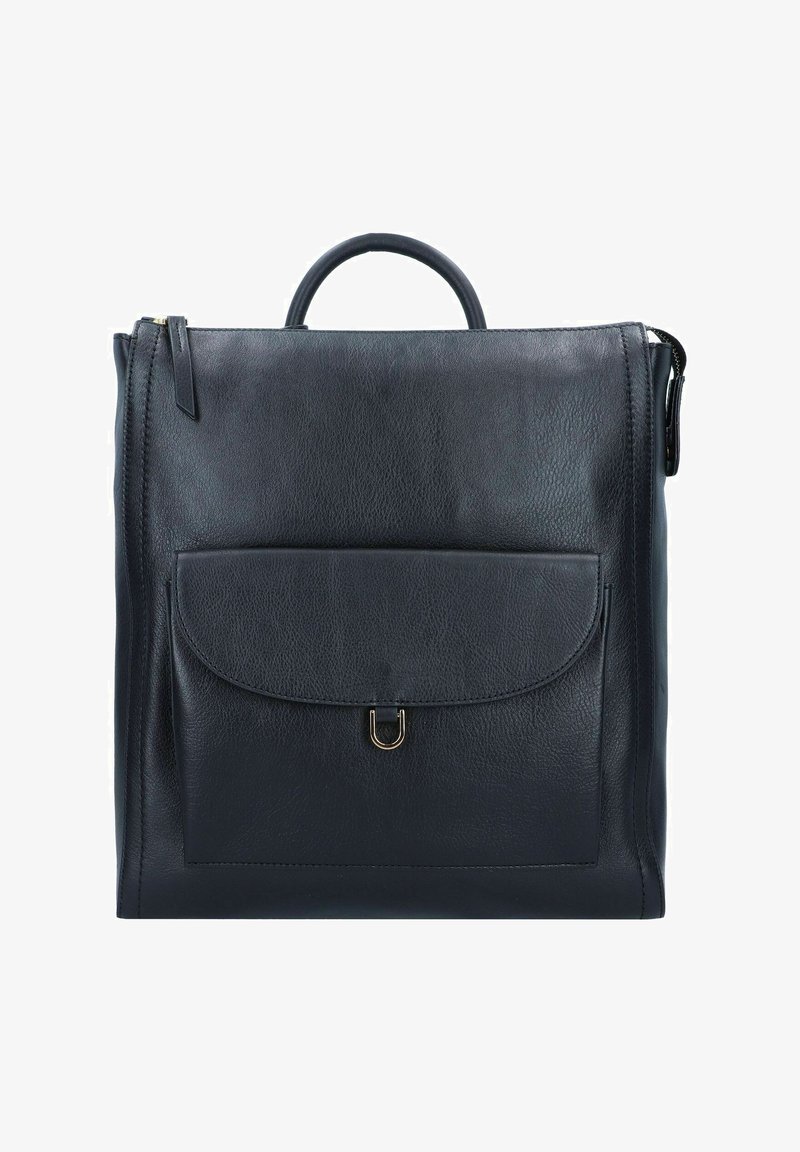 Zaino in pelle nera dal design strutturato, caratterizzato da una tasca frontale con pattina, manico superiore e dettagli in metallo dorato.