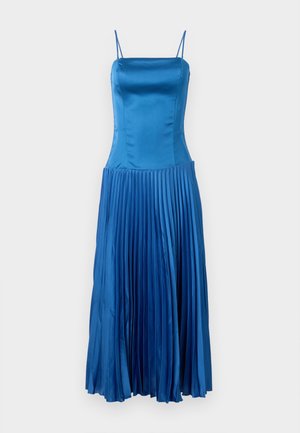 Abito di satin blu con spalline sottili, corpo aderente e gonna plissettata, che mette in mostra una texture leggera e una superficie liscia.