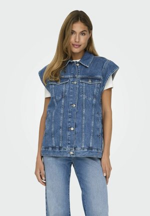 Denim gilet met korte mouwen, lichtblauwe kleur, knoopsluiting aan de voorkant, twee borstzakken en verticale stikdetails, gecombineerd met lichte jeans.