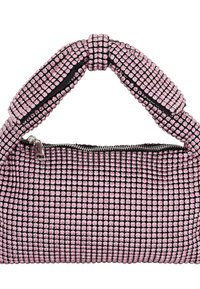 Rosa håndtaske dækket med rhinsten, med en polstret topgreb, lynlåslukning og et sort stofforing. Firkantet form med glitrende overflade.