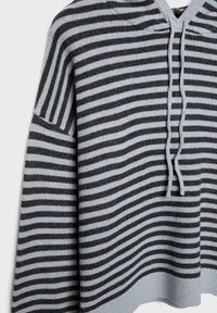 Gestreifter Pullover mit Kapuze, der abwechselnd helle Blautöne und dunkle Grautöne aufweist, mit weicher Textur und Kordelzugdetails am Ausschnitt.