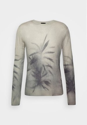 Pull gris clair à manches longues avec imprimé abstrait de feuilles gris foncé sur le devant et les manches, col rond, poignets et ourlet côtelés.