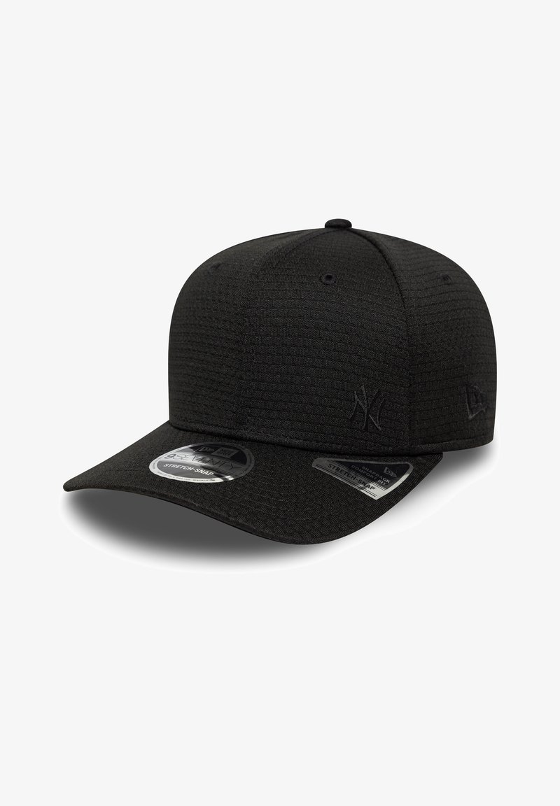 Μαύρο καπέλο μπέιζμπολ με υφασμάτινη υφή, καμπυλωτή γείσο, ανάγλυφο λογότυπο στο μπροστινό μέρος και πολλαπλές ετικέτες για ρύθμιση μεγέθους.