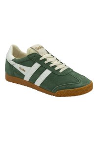 Baskets en daim vert avec des accents en cuir blanc, présentant deux bandes latérales blanches, une semelle en caoutchouc beige et des lacets de couleur claire. Logo Gola sur la languette.