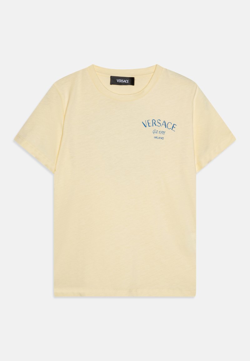 T-shirt de algodão amarelo com gola redonda, mangas curtas e logo em bordado azul claro "VERSACE" no peito. Textura macia e leve.