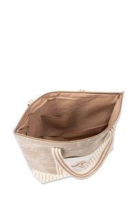 Bolso tote beige con un exterior de tela texturizada, patrón a rayas y cierre con cremallera. El interior cuenta con un único bolsillo para organización.