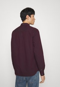 Lyle & Scott REGULAR FIT LIGHT WEIGHT OXFORD - Camisa - glenshee plum