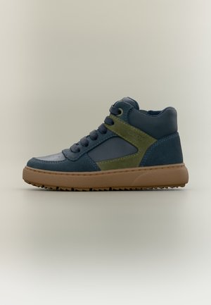 Μπλε και λαδί ψηλό sneaker με μπεζ λαστιχένια σόλα, εμφανή κορδόνια και υφή για καλύτερη πρόσφυση, εμφανίζεται σε πλάγια όψη σε ουδέτερο φόντο.