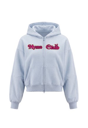 Lyseblå lynlåshættetrøje med forlommer og lyserød broderet tekst "Mymo Club" på brystet, med hætte og ribbet manchetter.
