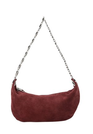 Kleine zachte bordeaux suède schoudertas met een zilveren kettingriem en een bovenste ritssluiting.
