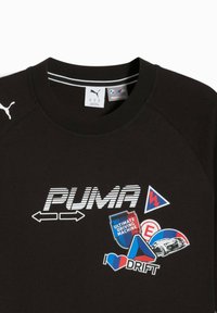 Sort sweatshirt med Puma-logo og forskellige farverige biltema patches, herunder 'I ❤️ DRIFT' og BMW-branding.