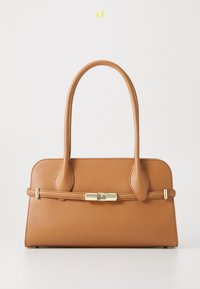 Sac à main en cuir tan avec un design structuré, deux poignées et un détail de verrou en ton or. Texture lisse avec des coins arrondis.