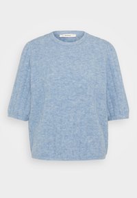 Vaaleansininen lyhythihainen neulepusero, jossa on ribbineulosta, pyöreä pääntie ja rento istuvuus. Materiaali vaikuttaa pehmeältä ja hieman pörröiseltä.